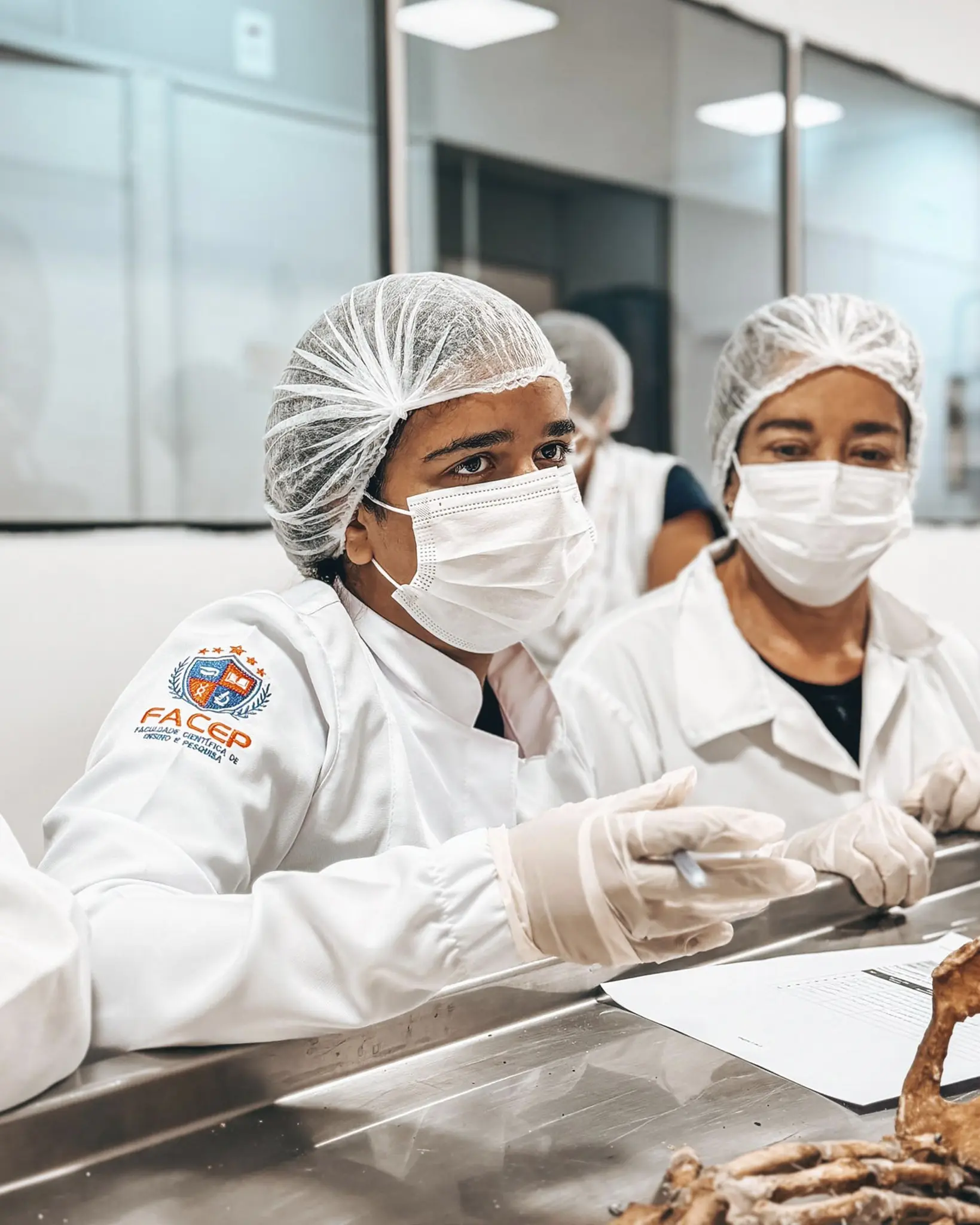 Alunos no laboratório de Necropsia FACEP