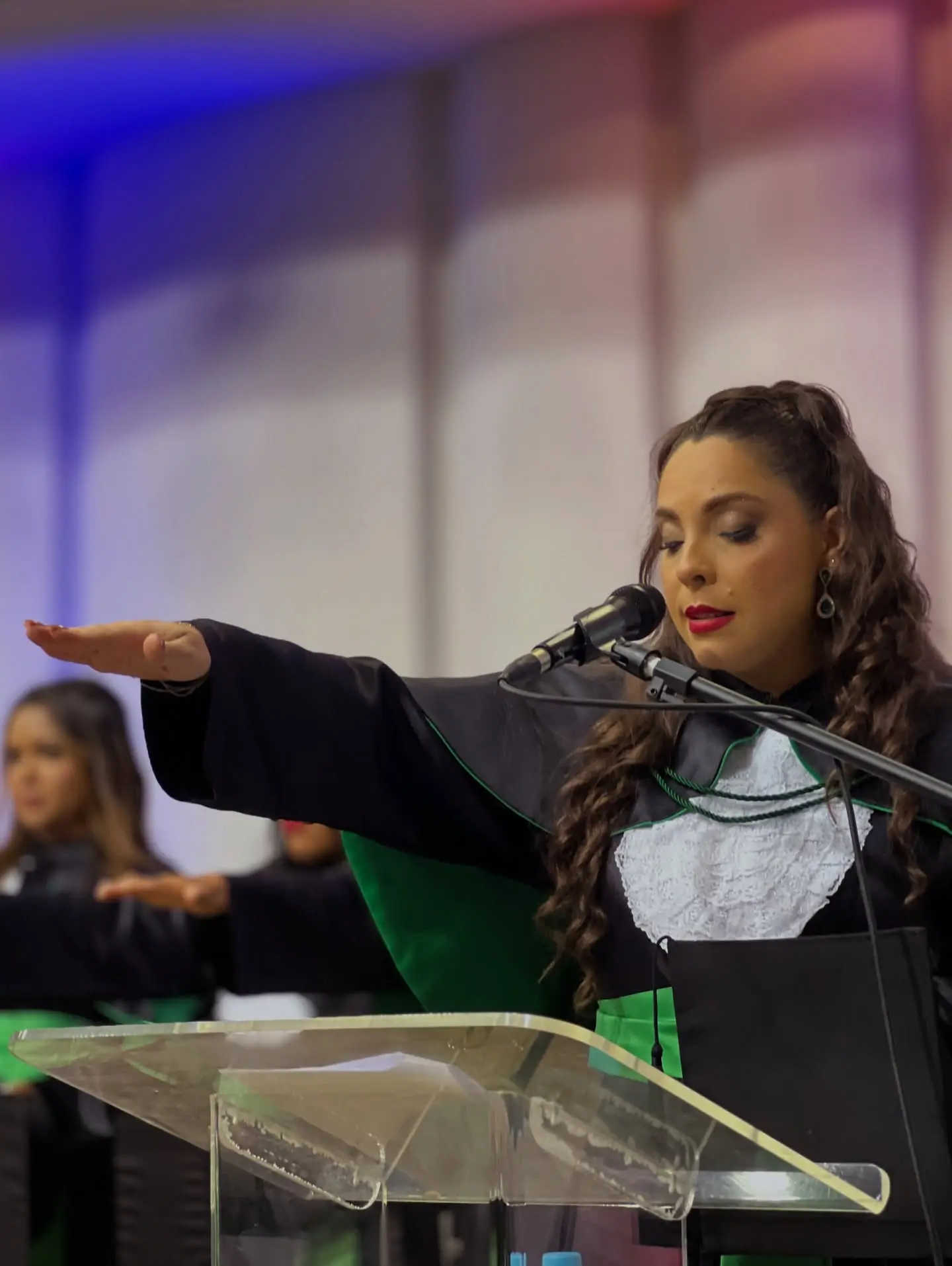 Formanda discursando na Cerimônia do Jaleco FACEP